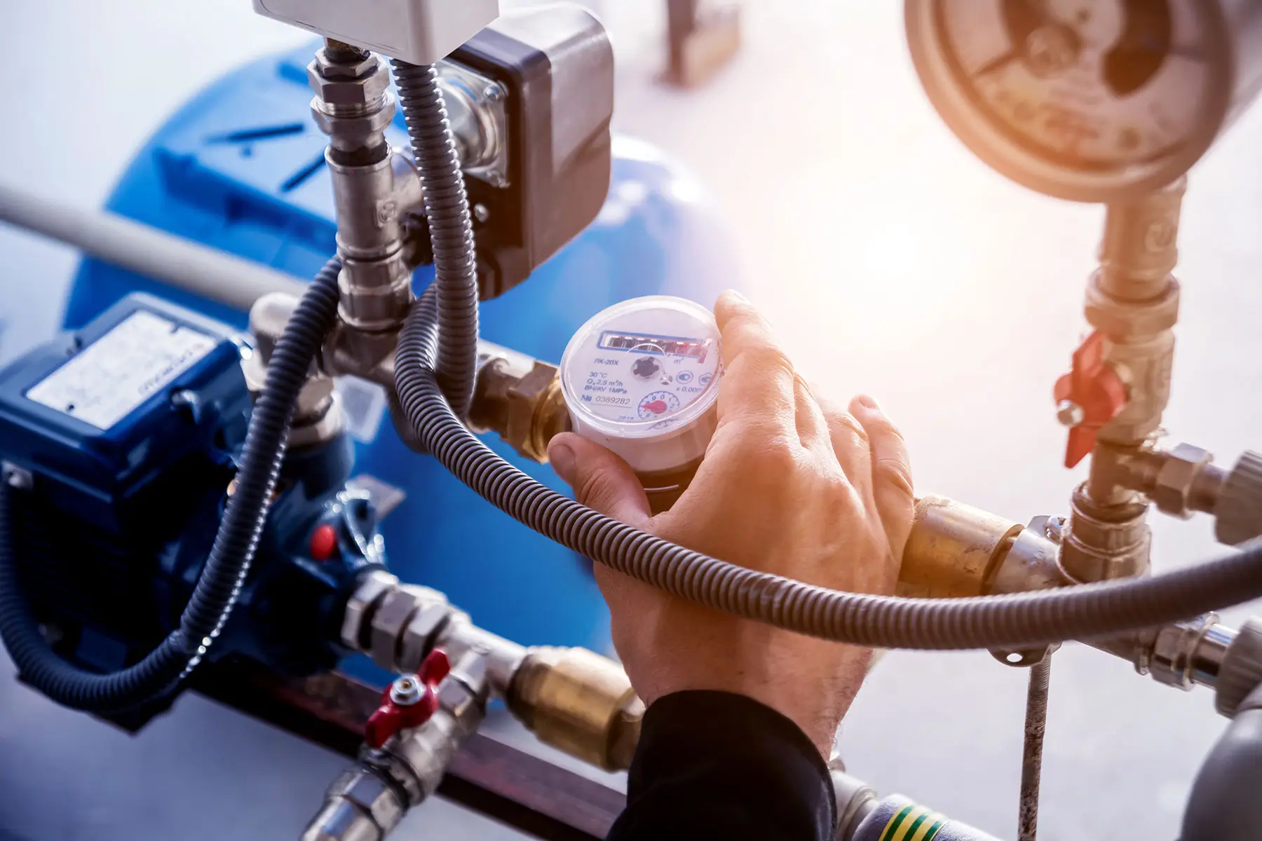 Bild von einer Hand an einem Boiler